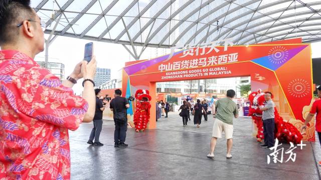 南成行老板赵崇斌第一次来到活动现场。