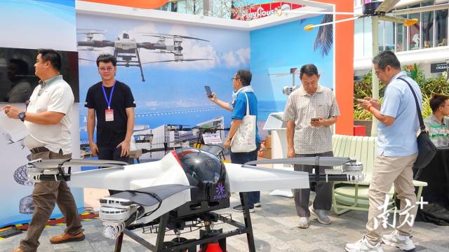 活動(dòng)現(xiàn)場(chǎng)的“中山智造”產(chǎn)品備受馬來西亞群眾關(guān)注。南方+李?yuàn)櫤?攝