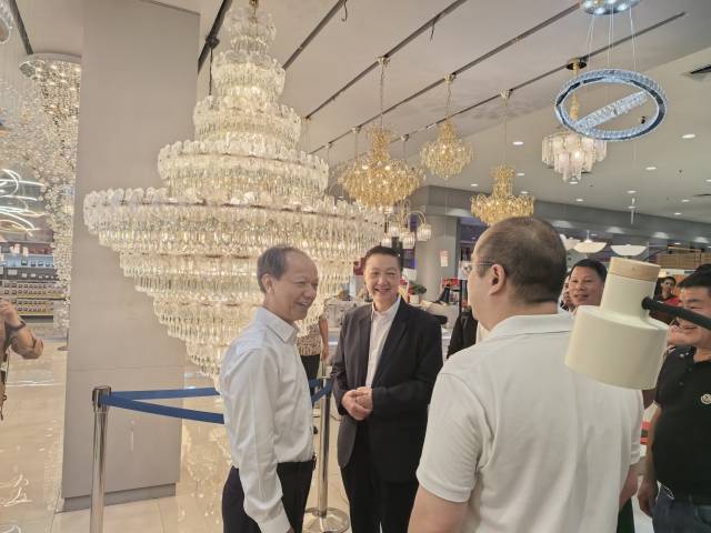中山代表團(tuán)一行到長(zhǎng)友集團(tuán)旗下商場(chǎng)考察。圖片來自中山發(fā)布。