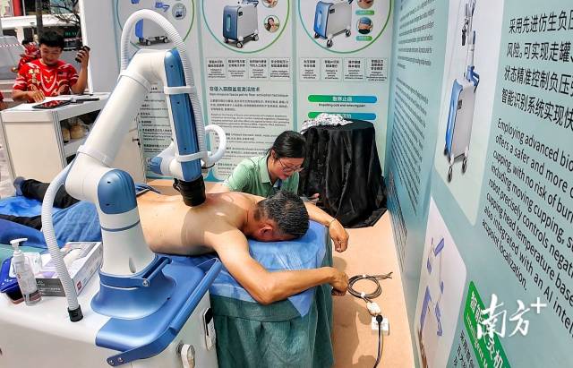 馬來西亞市民正在體驗(yàn)物語(yǔ)云的按摩機(jī)器人。  南方+ 李?yuàn)櫤?拍攝