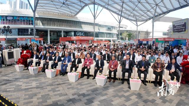 在“廣貨行天下·中山百貨進(jìn)馬來西亞”開幕式上，有來自東南亞各個(gè)國(guó)家和地區(qū)的60多位僑商會(huì)會(huì)長(zhǎng)到場(chǎng)對(duì)接。南方+李?yuàn)櫤?攝