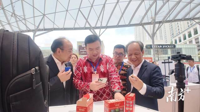 中山市委書記郭文海（右一）與馬來西亞旅游、藝術(shù)及文化部副部長(zhǎng)趙俊文（左二），中國(guó)駐馬來西亞特命全權(quán)大使歐陽(yáng)玉靖（左一）等察看參展的“中山造”產(chǎn)品。 ?南方+ 李?yuàn)櫤?拍攝