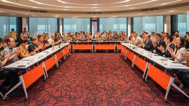 中山市代表團(tuán)在長(zhǎng)友集團(tuán)召開中山-雅加達(dá)經(jīng)貿(mào)座談會(huì)。圖片來自中山發(fā)布。