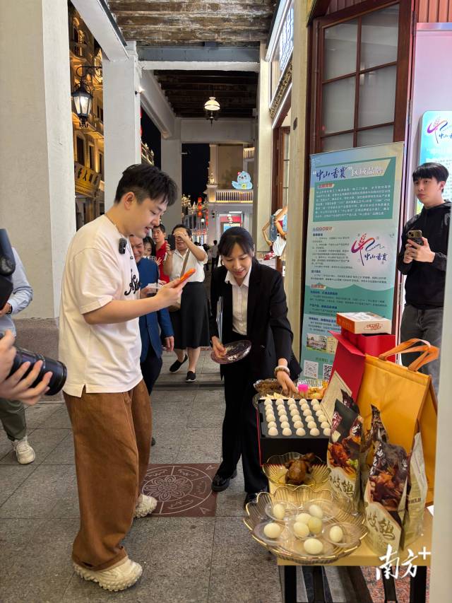 刘雨鑫品尝兴中集团“中山香农”产品，并为其打Call。 南方+ 伍杰 拍摄