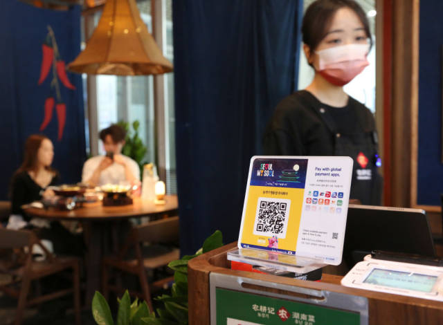 2026年4月24日，韩国首都首尔的一家餐厅展示支持微信支付的二维码。新华社记者 姚琪琳 摄
