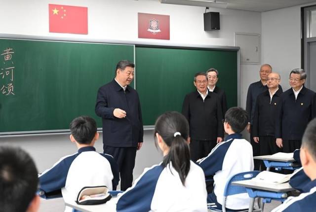 △2026年3月23日，習(xí)近平總書記在北京四中雄安校區(qū)考察時，走進(jìn)教室同師生親切交談。