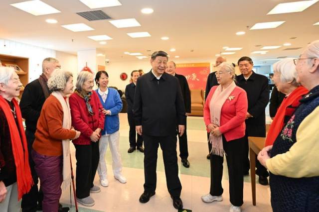 △2026年2月10日，習(xí)近平總書記在北京西城區(qū)“吾老·新街”養(yǎng)老服務(wù)街區(qū)銀齡老年公寓考察時，同老人們親切交流。