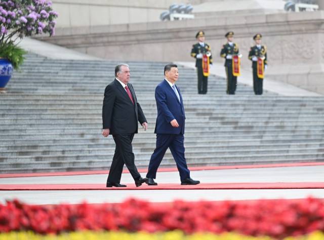 5月12日下午，国家主席习近平在北京人民大会堂同来华进行国事访问的塔吉克斯坦总统拉赫蒙举行会谈。这是会谈前，习近平在人民大会堂东门外广场为拉赫蒙举行欢迎仪式。新华社记者 李响 摄