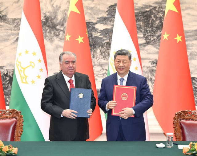 5月12日下午，国家主席习近平在北京人民大会堂同来华进行国事访问的塔吉克斯坦总统拉赫蒙举行会谈。会谈后，两国元首共同出席合作文件签字仪式。新华社记者 李响 摄