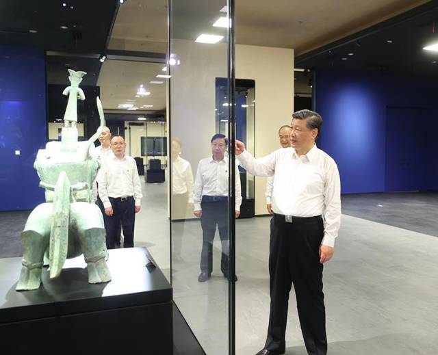 △2023年7月26日，习近平总书记在位于四川德阳广汉的三星堆博物馆新馆参观。