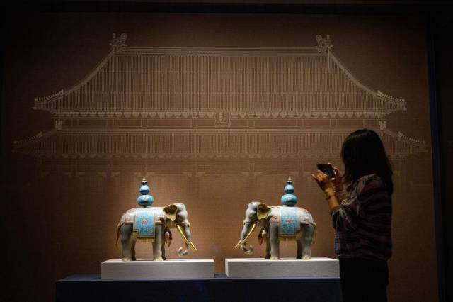 △2025年9月，观众参观“百年守护——从紫禁城到故宫博物院”展览。