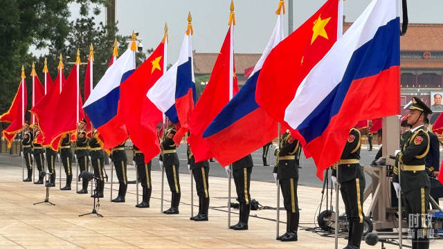 △欢迎仪式上的中俄两国国旗。（总台央视记者李增仁拍摄）