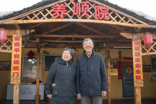 2024年3月13日，伊春森工上甘岭林业局有限责任公司溪水林场分公司退休职工刘养顺（右）和妻子杨秋娥在自家农家院留影。新华社记者 谢剑飞 摄
