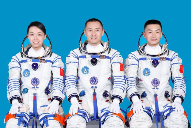 神舟二十三号载人飞行任务航天员黎家盈(左)、朱杨柱(中)和张志远(右)。 神舟二十三号载人飞行任务航天员黎家盈(左)、朱杨柱(中)和张志远(右)。