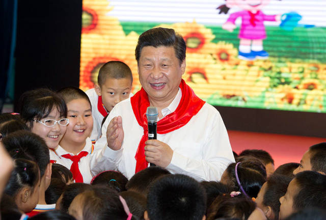 2014年5月30日上午，中共中央总书记、国家主席、中央军委主席习近平来到北京市海淀区民族小学，参加庆祝“六一”国际儿童节活动。这是习近平总书记在参加少先队入队仪式时，向少先队员们致以节日问候。新华社记者 谢环驰 摄