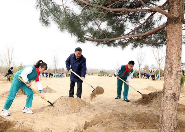 2022年3月30日，习近平总书记等来到北京市大兴区黄村镇参加首都义务植树活动。这是习近平总书记同大家一起植树。新华社记者 黄敬文 摄