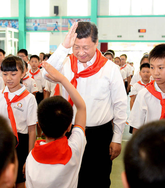 2014年5月30日上午，中共中央总书记、国家主席、中央军委主席习近平来到北京市海淀区民族小学，参加庆祝“六一”国际儿童节活动。这是习近平总书记参加少先队入队仪式。新华社记者 李涛 摄