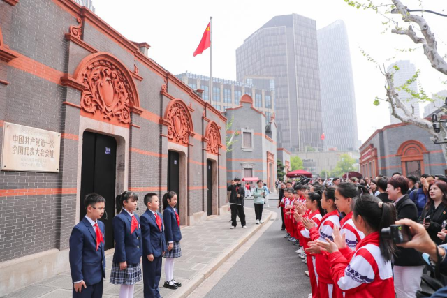 △2026年4月20日，中共一大会址前，上海市黄浦区卢湾一中心小学“红喇叭”小讲解员与浙江省嘉兴市实验小学“红船小讲解”开展研学交流活动。