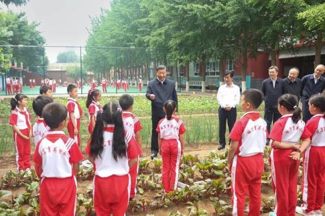 △2023年5月31日，北京育英学校，习近平总书记同正在进行农业种植实践的小学生们亲切交流。
