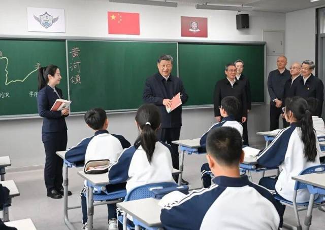 △2026年3月23日，习近平总书记在北京四中雄安校区考察时，走进教室同师生亲切交谈。
