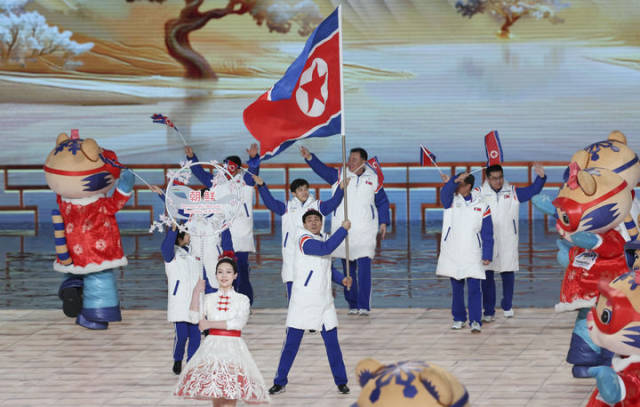 2025年2月7日，朝鲜体育代表团在第九届亚洲冬季运动会开幕式上入场。新华社记者 杨磊 摄