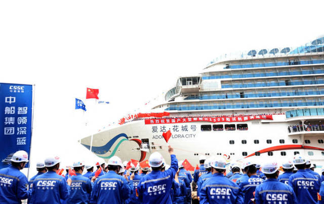 2026年5月27日，在中船集团上海外高桥造船5号码头，工作人员迎接第二艘国产大型邮轮“爱达·花城号”邮轮试航凯旋。新华社记者 方喆 摄
