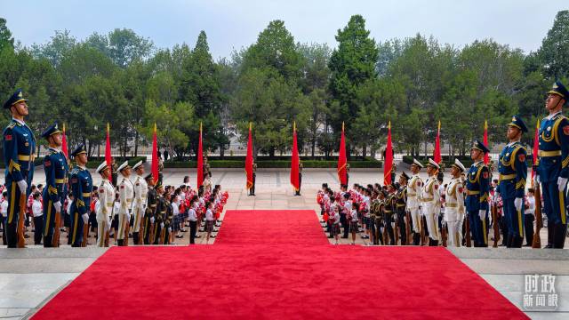 人民大会堂北门外,红毯铺就、红旗飘扬,礼兵列队、少年儿童手持花束迎候。(总台央视记者胡玮拍摄) 人民大会堂北门外,红毯铺就、红旗飘扬,礼兵列队、少年儿童手持花束迎候。(总台央视记者胡玮拍摄)