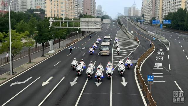 礼宾摩托车队护卫“七一勋章”获得者前往人民大会堂。(总台央视记者张嘉琦拍摄) 礼宾摩托车队护卫“七一勋章”获得者前往人民大会堂。(总台央视记者张嘉琦拍摄)