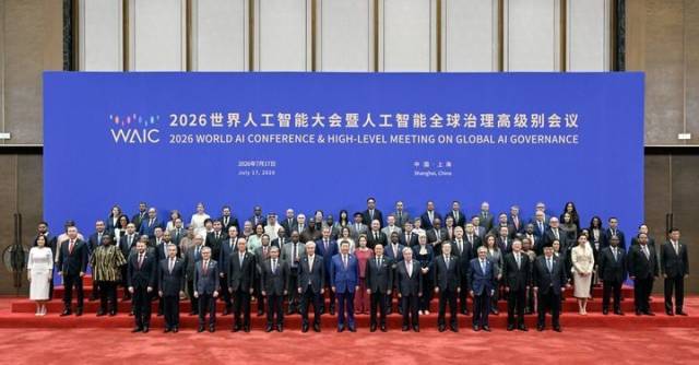 7月17日上午，国家主席习近平在上海世界会客厅出席2026世界人工智能大会暨人工智能全球治理高级别会议开幕式并发表主旨讲话。这是习近平同与会的国家元首、政府首脑、国际组织负责人及各国代表团团长集体合影。新华社记者 殷博古 摄