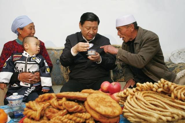 2008年4月8日，习近平看望宁夏固原市原州区开城镇深沟村回族农民金学文一家。