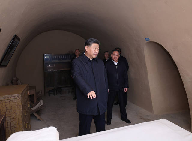 2022年10月27日,习近平总书记在陕西延安杨家岭参观毛泽东旧居。 2022年10月27日,习近平总书记在陕西延安杨家岭参观毛泽东旧居。