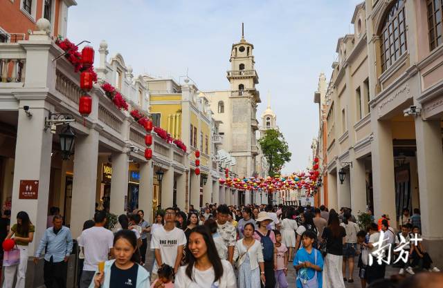 “五一”假期首日，孙文西路步行街涌进了20万人次。