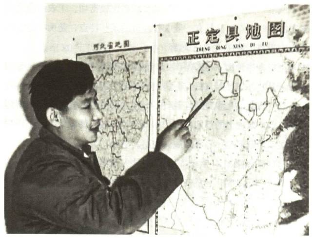 △在河北正定工作时，习近平同志在办公室地图前谋划正定的发展。