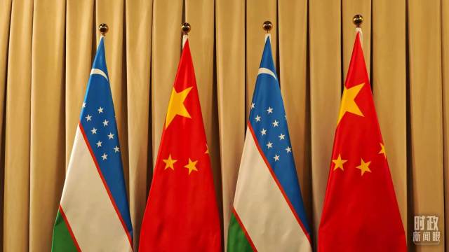 △会见现场的中乌两国国旗。（总台央视记者高鑫翼拍摄）