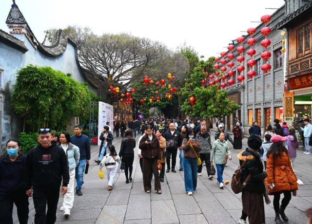3月3日,市民游客在福州三坊七巷南后街游览。新华社记者 林善传 摄 3月3日,市民游客在福州三坊七巷南后街游览。新华社记者 林善传 摄