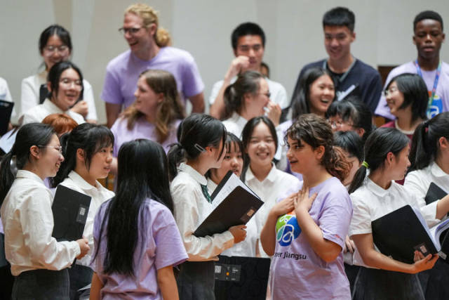 2026年7月17日,在南京市第一中学,中美青少年在音乐展演彩排间隙交流。新华社记者 李博 摄 2026年7月17日,在南京市第一中学,中美青少年在音乐展演彩排间隙交流。新华社记者 李博 摄