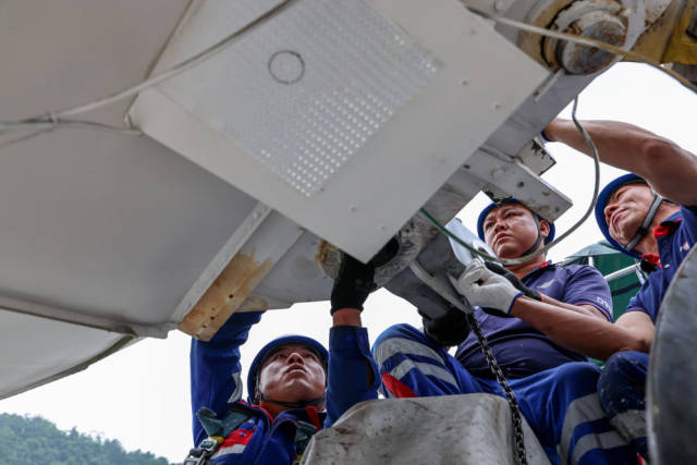 2026年5月7日，工作人员更换馈源舱的锚固接头。新华社记者欧东衢 摄