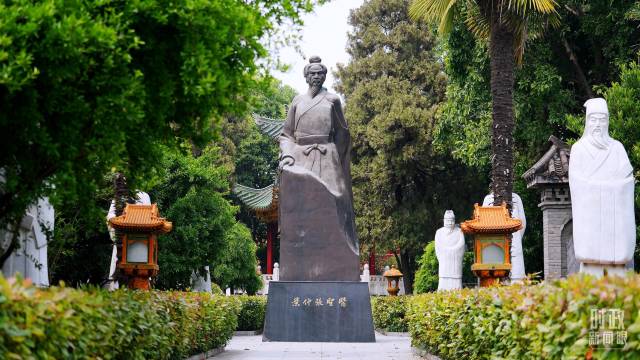 △医圣祠内的张仲景雕像。(总台央视记者张宇拍摄) △医圣祠内的张仲景雕像。(总台央视记者张宇拍摄)