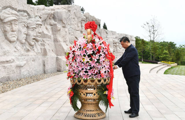 2021年4月,习近平总书记来到位于广西全州县的红军长征湘江战役纪念园,向湘江战役红军烈士敬献花篮。新华社记者 谢环驰 摄 2021年4月,习近平总书记来到位于广西全州县的红军长征湘江战役纪念园,向湘江战役红军烈士敬献花篮。新华社记者 谢环驰 摄