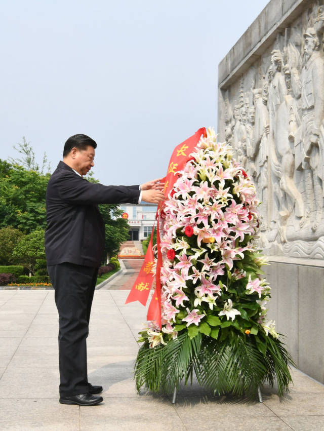 2019年5月,习近平总书记来到江西赣州市于都县,向中央红军长征出发纪念碑敬献花篮。新华社记者 谢环驰 摄 2019年5月,习近平总书记来到江西赣州市于都县,向中央红军长征出发纪念碑敬献花篮。新华社记者 谢环驰 摄
