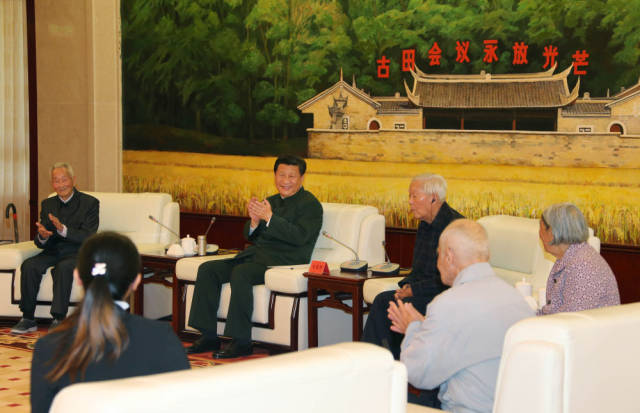 2014年10月,习近平总书记在福建古田接见老红军、军烈属和“五老”同志代表。新华社记者 李刚 摄 2014年10月,习近平总书记在福建古田接见老红军、军烈属和“五老”同志代表。新华社记者 李刚 摄