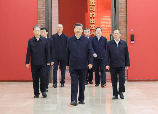 2022年10月,习近平总书记等党和国家领导人在陕西延安革命纪念馆参观。新华社记者 王晔 摄 2022年10月,习近平总书记等党和国家领导人在陕西延安革命纪念馆参观。新华社记者 王晔 摄