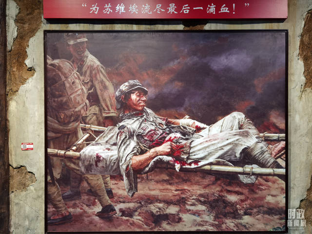 △红军长征湘江战役纪念馆内的油画，展现了陈树湘师长壮烈牺牲的震撼一幕。(总台央视记者马立飞拍摄)