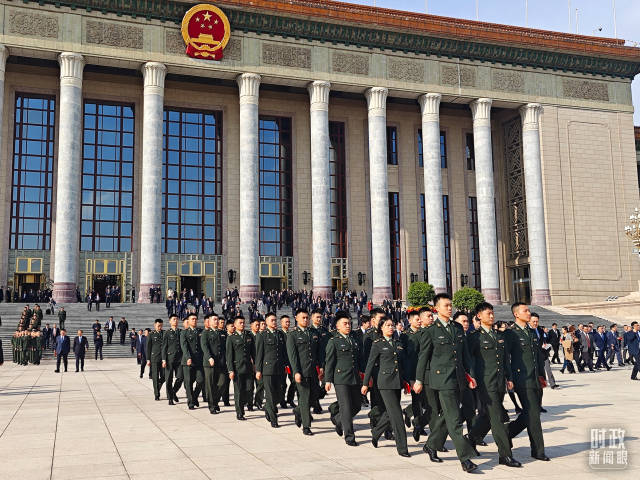 △参加纪念大会的解放军代表走出人民大会堂。（总台国广记者蔡靖骉拍摄）