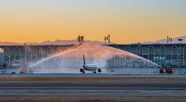2026年10月20日，宁夏银川，C919国产大飞机商业首航抵达银川河东国际机场，机场举行“过水门”仪式。