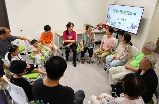 2026年7月14日，居民在上海彭浦新村彭一居民区党群服务站的活动上分享自己在彭浦新村的生活感受。新华社记者 方喆 摄