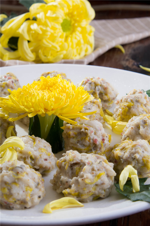 菊花蒸鱼球   打鱼球是小榄人的绝活,掺入花瓣的鱼球则更不可多得.