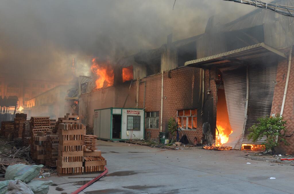 火灾发生后,市消防支队指挥中心立即调派大涌消防中队四台消防车25名