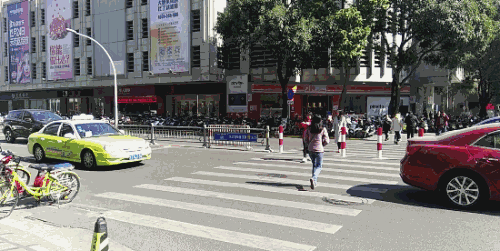 前不久 在福建某路段 斑马线前 一辆车主动礼让一位拄拐老人 一个小