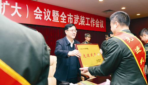 主持会议并就做好下一步工作提出意见中山军分区政委瞿建波代表军分区